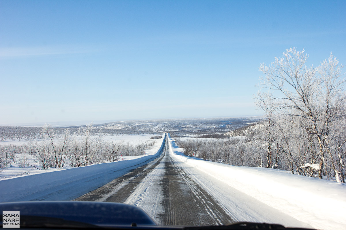 Scenic-driving-road-Lapland