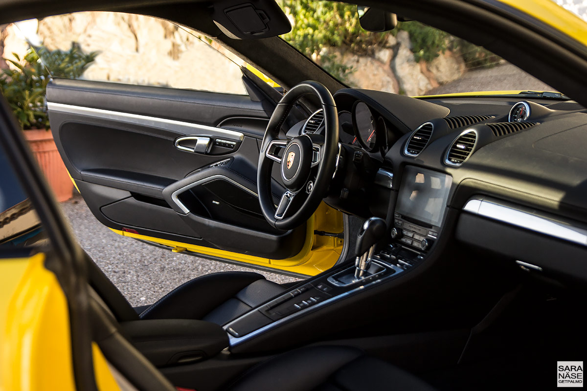 Porsche 718 Cayman - inside