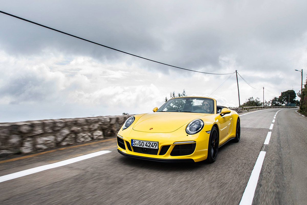 Porsche 911 Carrera 4 GTS Cabriolet - racing yellow