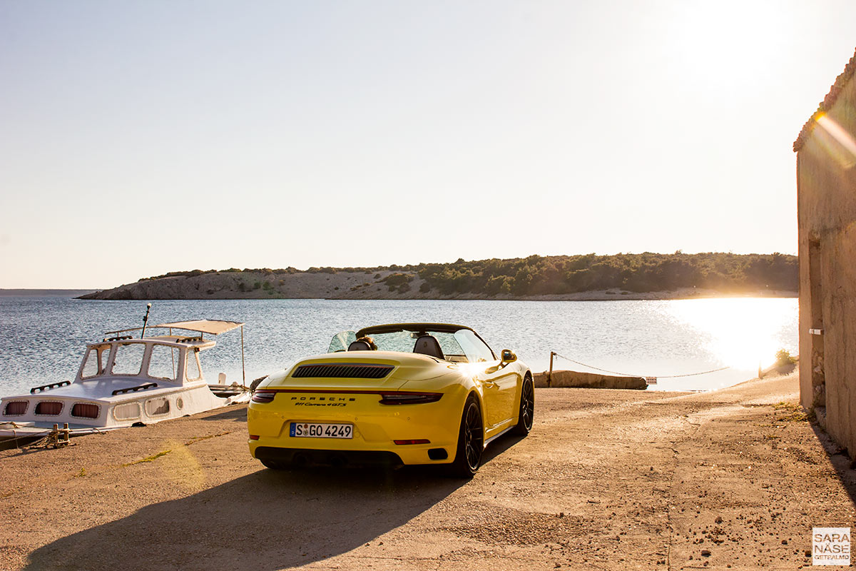 Porsche 911 Carrera 4 GTS Cabriolet - Racing yellow