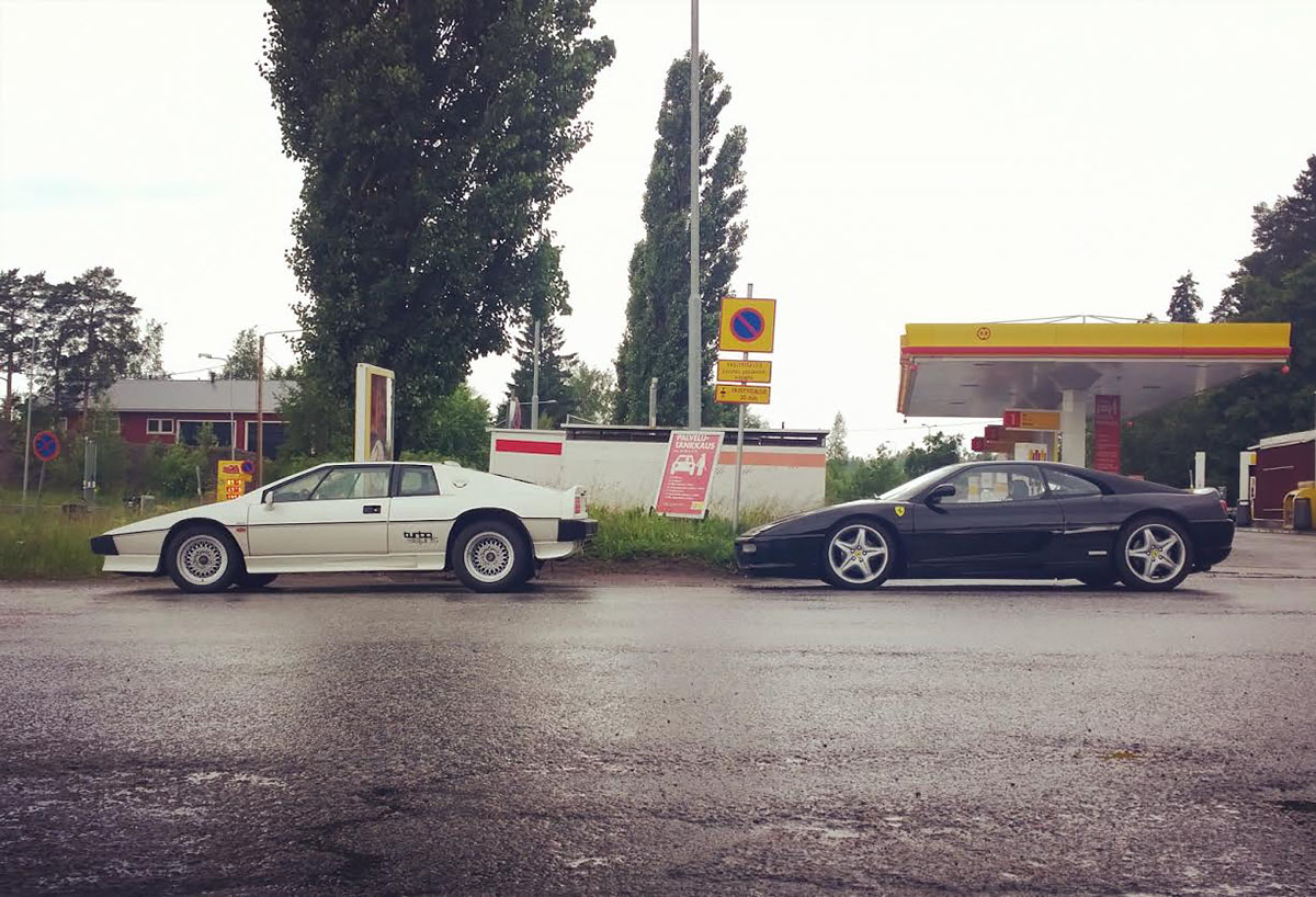 White Lotus Turbo Esprit and black Ferrari F355 berlinetta